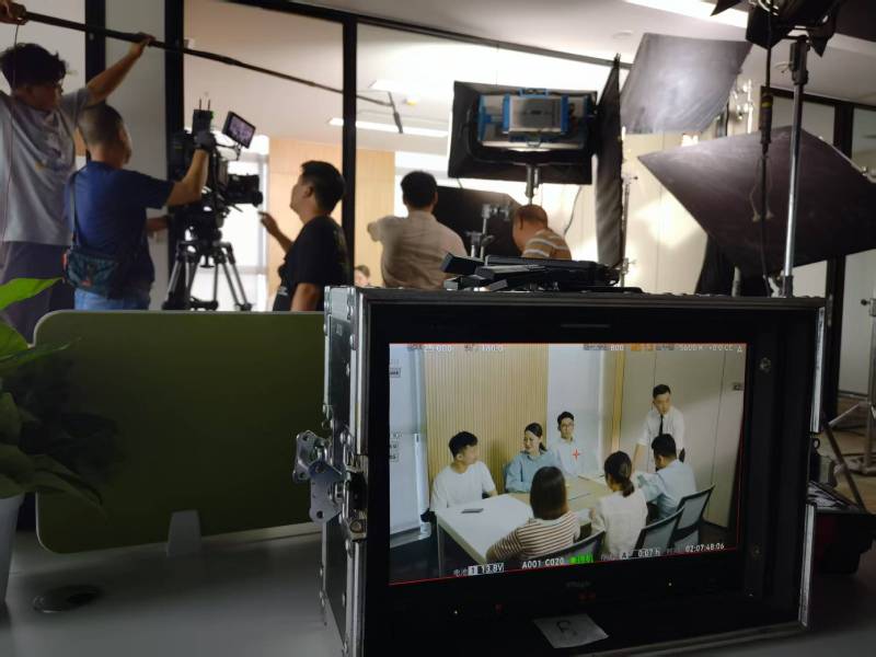 岳池县TVC拍摄公司：科技产品视觉化大师，诠释未来感与功能美学